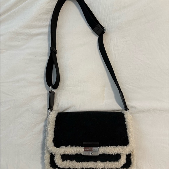 Michael Kors Bradshaw Medium Suede and Faux Shearling Messenger Bag - Picture 4 of 7